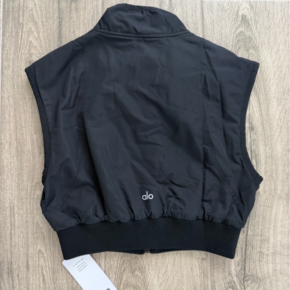 ALO Yoga Black In Motion Vest - Picture 4 of 4
